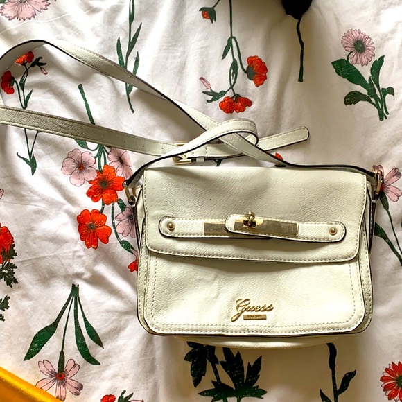 Guess purse - Picture 1 of 3